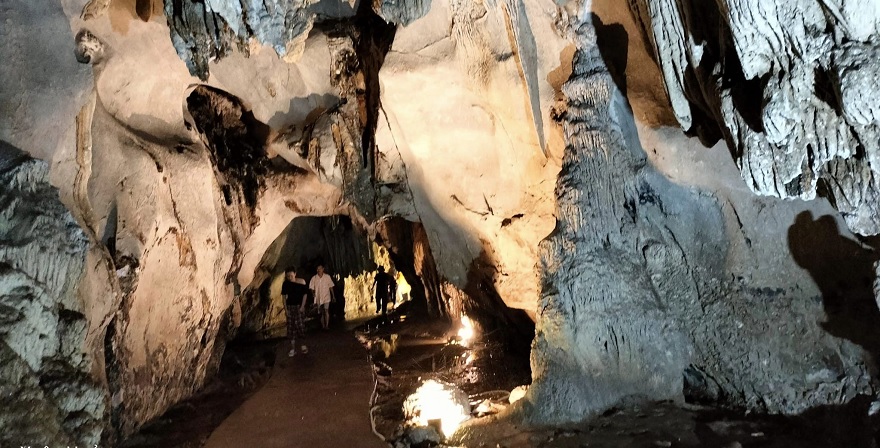 Động Trung Trang có địa chất tiêu biểu cho quần thể hơn 150 hang động lớn, nhỏ trên quần đảo Cát Bà. Ở đây, các nhà khao học đã tìm được xương hóa thạch, các công cụ bằng đá của người Việt tiền sử.