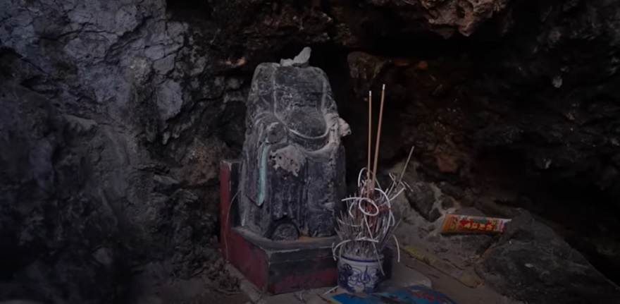 Pho tượng không đầu được thờ tại ngôi miếu trên đảo Mắt Rồng