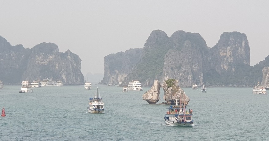 Quan sát Hòn Gà Chọi (Trống Mái) từ trên tàu du lịch