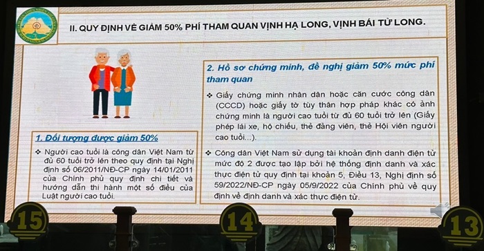 Quy định về miễn, giám giá vé thăm vịnh Hạ Long được hiện thị trên màn hình Led tại quầy thông tin
