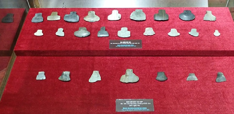 Rìu bôn có vai có nấc, vai kép