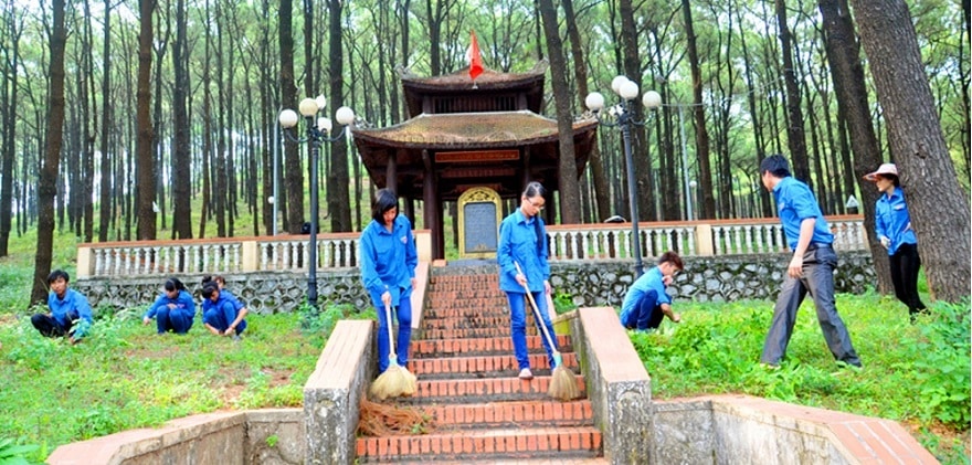 Rừng thông Yên Lập là nơi Chủ tịch Hồ Chí Minh dừng chân nghỉ trong chuyến Người về thăm, chúc Tết nhân dân Quảng Ninh, tết Ất Tỵ 1965.