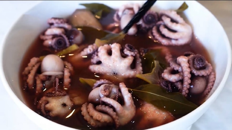 Ruốc luộc lá ổi là món ăn truyền thống của người Quảng Ninh