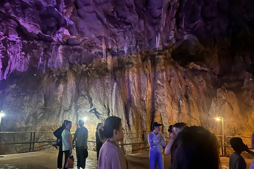 Tại Hang Quân Y hệ thống nhũ đã kỳ ảo cũng là một điểm nhấn ấn tượng đối với khách tham quan