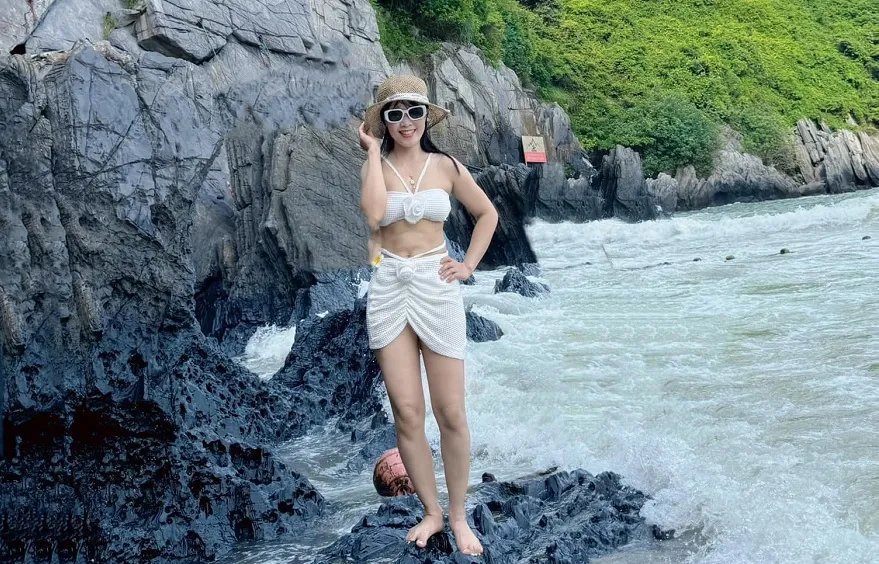 Tạo dang Chill Chill tãi những bãi đá trên bãi biển Cát Cò 3