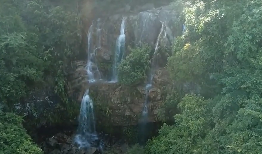 Thác nước có chiều dài khoảng 850m chia làm 3 tầng thác