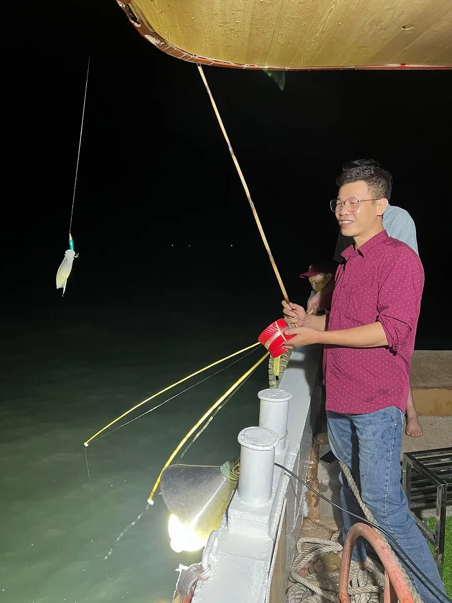 Trải nghiệm câu mực đêm tại Làng Chài