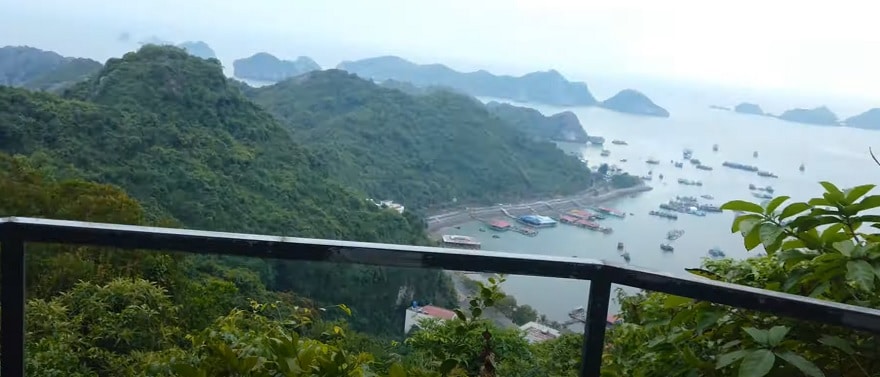 Từ đài quan sát có thể nhìn toàn bộ đảo Cát Bà, Cát Ông