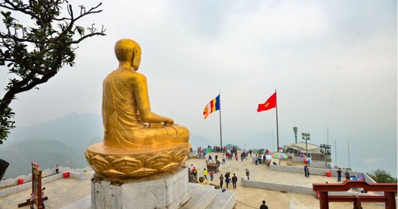 Tượng phật hoàng Trần Nhân Tông trên núi Yên Tử