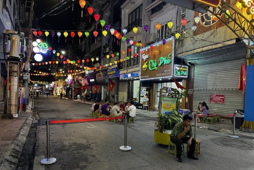 Tuy vào 8h tối cuối tuần phố đi bộ cũng chỉ có lác đác vài người