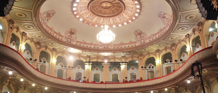 Vòm khán đài tại nhà hát