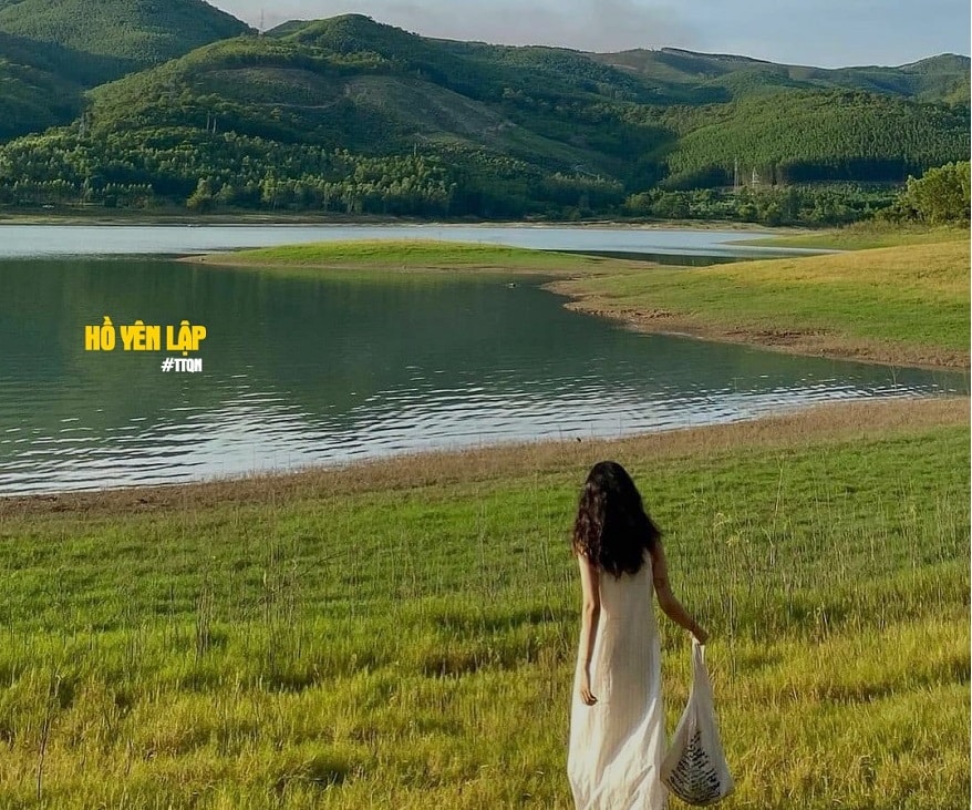 cảnh quan đẹp như tranh vẽ tại các đảo quanh hồ Yên Lập