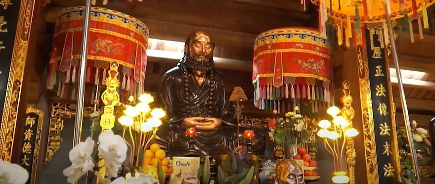 Đi sâu vào bên trong là nhà tổ