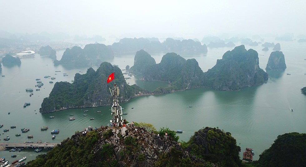 Cờ đỏ sao vàng phấp phới trên núi Bài Thơ