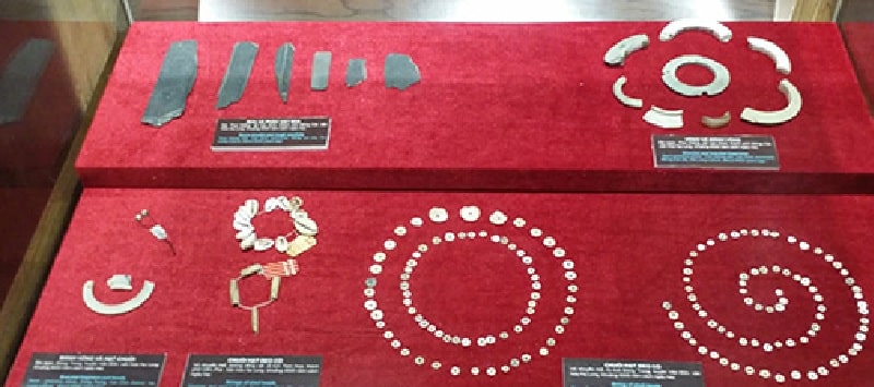 trang sức bằng vỏ sò hay sừng...