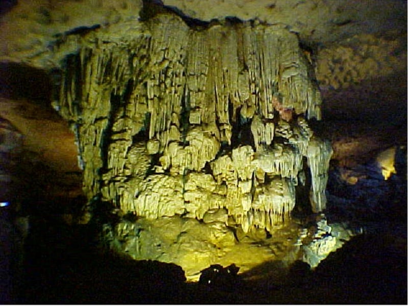 Trụ đá khổng lồ như chống đỡ cho hang động