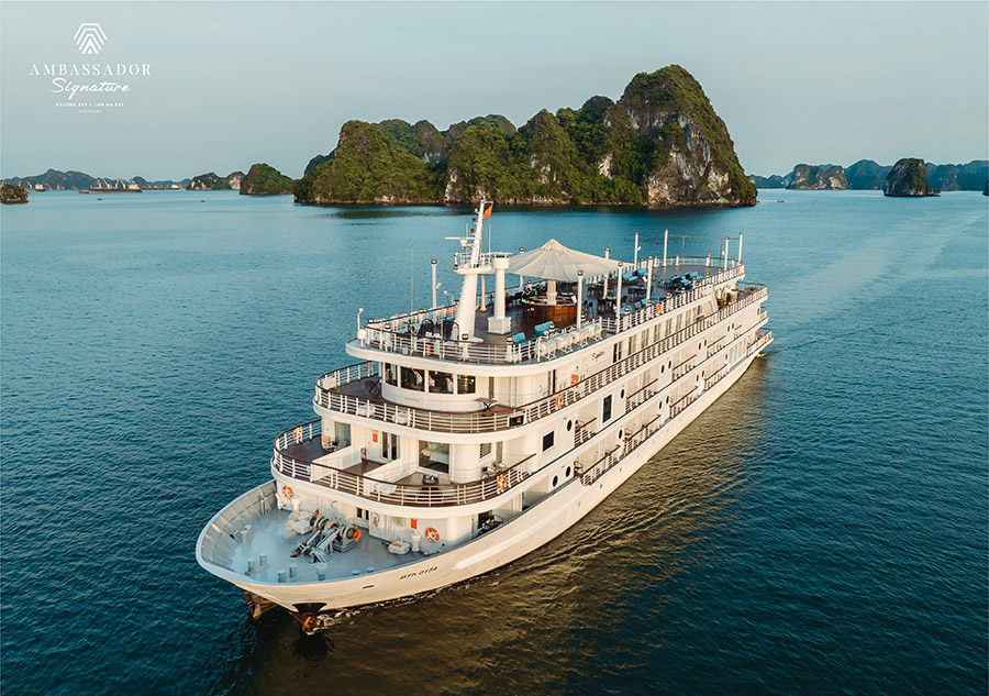Du thuyền Ambassador Signature nghỉ đêm trên Vịnh Lan Hạ