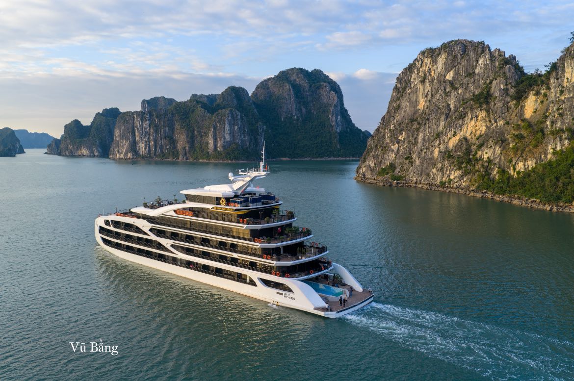 Du thuyền Diana ngủ đêm trên Vịnh Lan Hạ