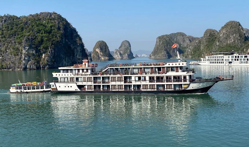 Du thuyền Velar of the Seas