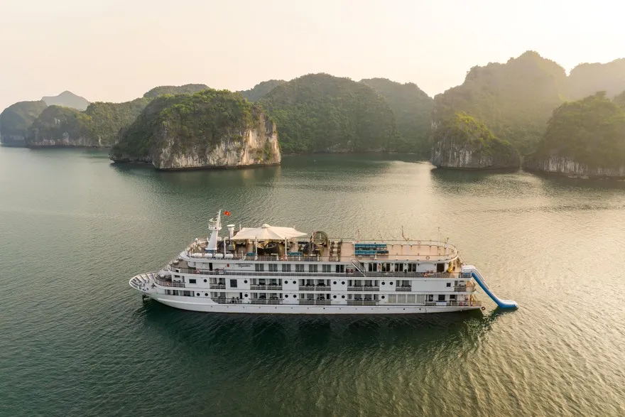 Du thuyền Ambassador Signature Cruise 