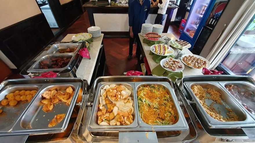 Du thuyền Alisa Premier 5 Alisa Premier Cruise- phục vụ các món ăn Á - Âu đa dạng