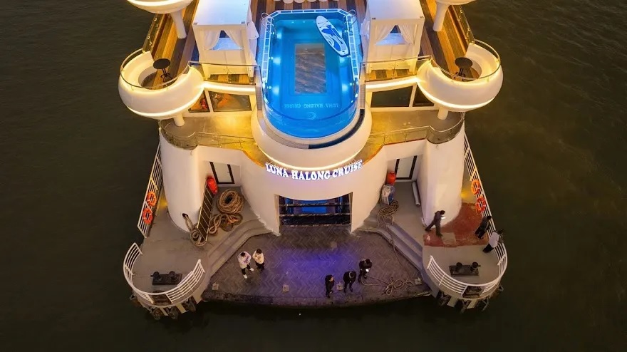 Bể bơi đáy kính ngoài trời của du thuyền Luna Hạ Long