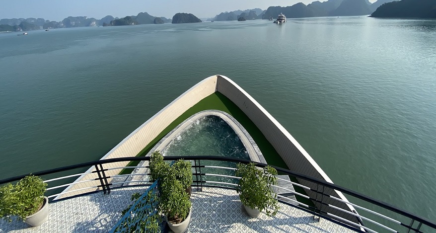 Du thuyền Doris 2 Bể bơi sục vô cực được thiết kế tại mũi tàu của Du thuyền Doris