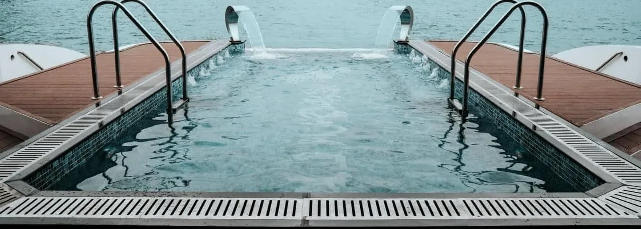 Bể bơi siêu rộng của Saquiila Yacht