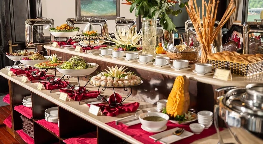 Bữa tiệc thịnh soạn trên du thuyền Sea Octopus Hạ Long