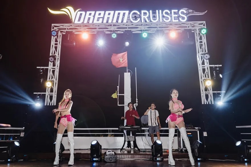 Các chương trình ca nhạc được tổ chức tại khu vực sundeck trên du thuyền VDream Cruise