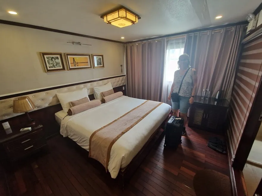 Du thuyền Swan Hạ Long 3 Các phòng nghỉ trên du thuyền Swan đều có ban công hướng ra Vịnh Hạ Long