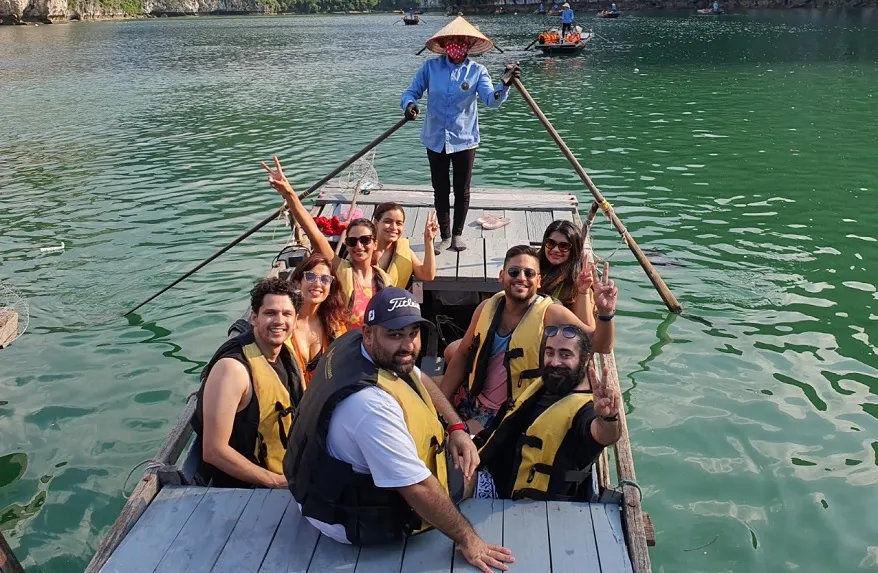 Du thuyền Sena 2 Chèo đò nan khám phá Hang Sáng Tối là một trong nhưng điểm nhấn trong hành trình tour trên du thuyền Sena Cruise