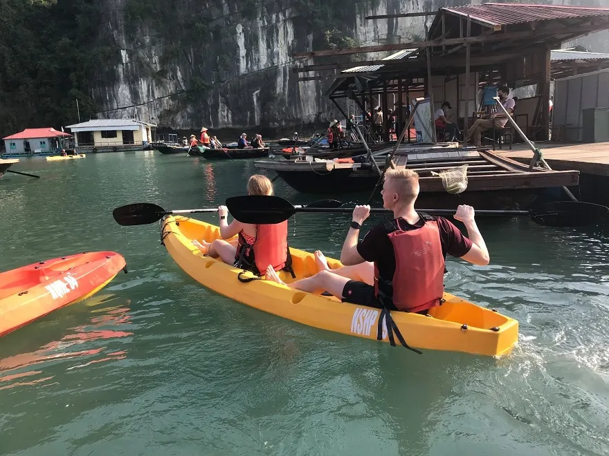 Chèo kayak tại làng chài Vung Viêng là một trong những điểm thú vị trong hải trình tham quan Vịnh Bái Tử Long của du thuyền Signature Hạ Long