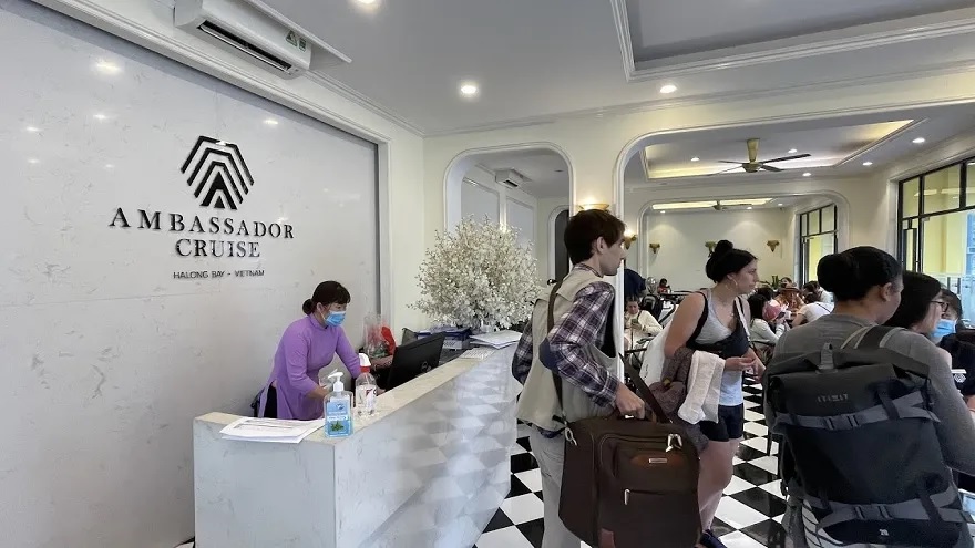 Đội ngũ nhân viên nhiệt tình và chuyên nghiệp của Ambassdor II sẽ giúp du khách có sự thoải mái an tâm từ ngay thủ tục đón khách
