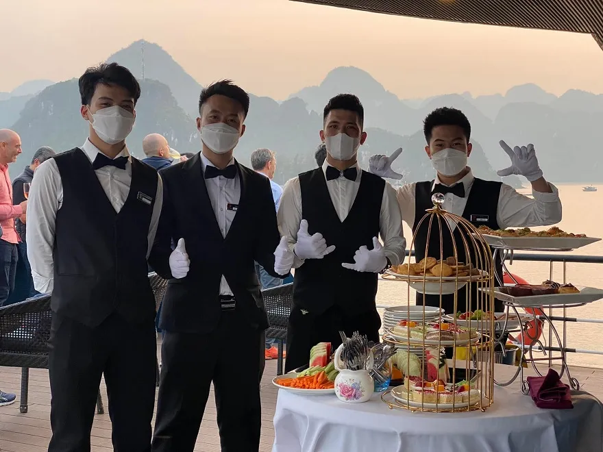 Du thuyền Rosy 7 Đội ngũ nhân viên thân thiện sẵn sàng phục vụ nhu cầu của du khách