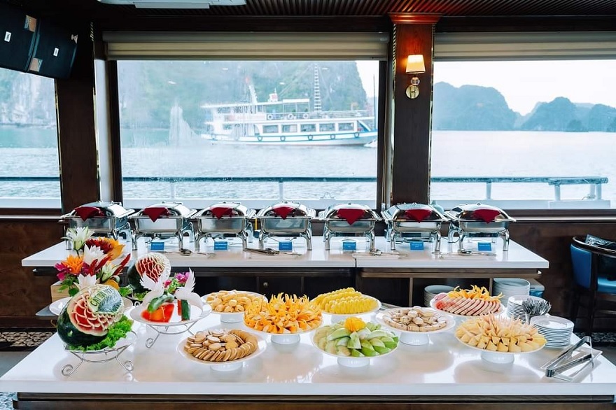 Du khách có thể thuocs thức Buffet trên du thuyền Cát Bà Dream Cruise