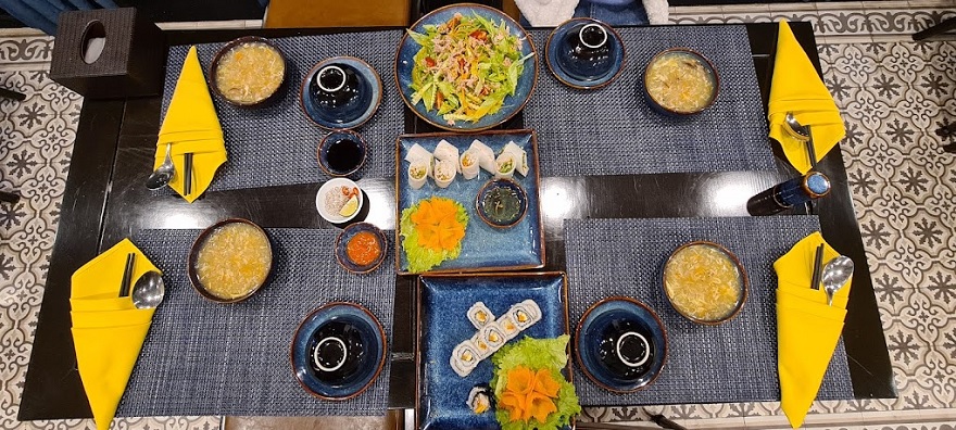 Du thuyền Sena 7 Du khách cố thể thưởng thức các món ăn truyên thống trên du thuyền Sena Cruise