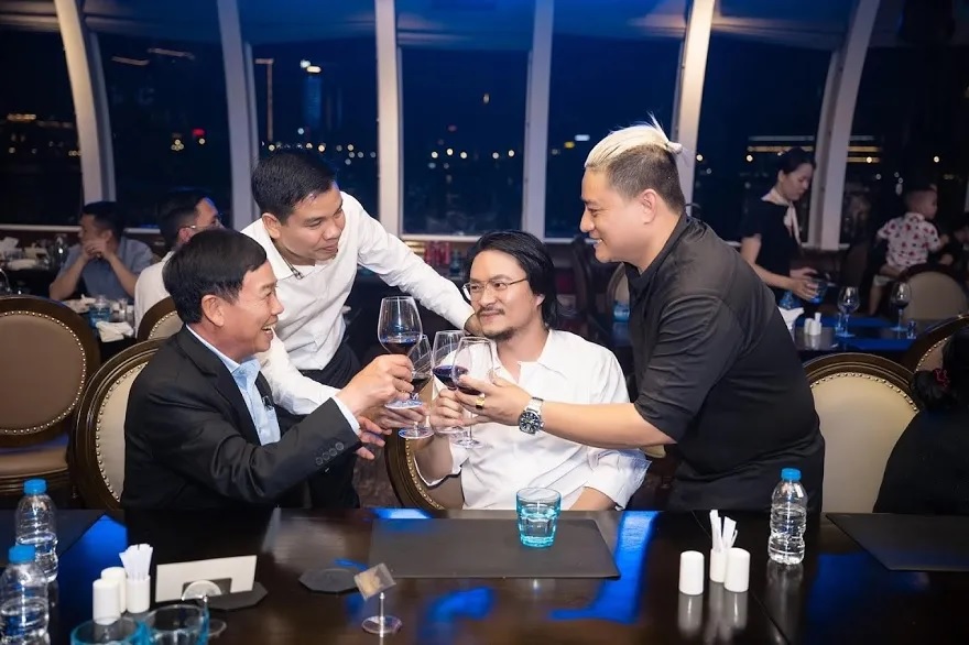 Du khách có thể vừa dùng bừa vừa ngắm cảnh thành phố và Vịnh Hạ Long về đêm từ nhà hàng qua cửa kinh lớn của du thuyền Paradise