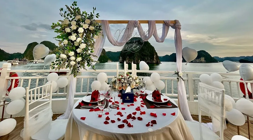 Du thuyền Hermes 6 Du thuyền Hermes cũng nhận Set up Tiệc cưới, kỷ niệm cho cặp đôi hoặc nhóm