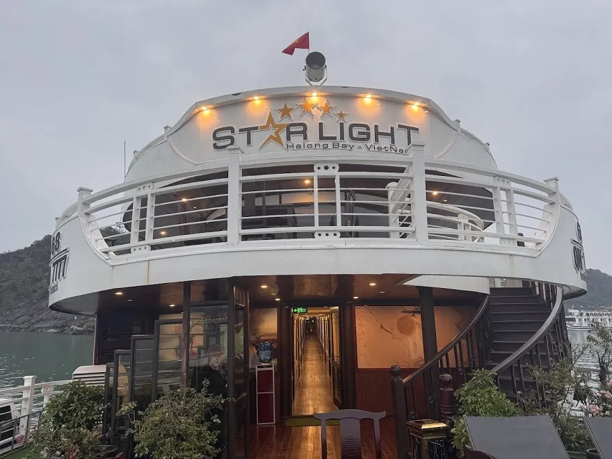 Du thuyền Starlight