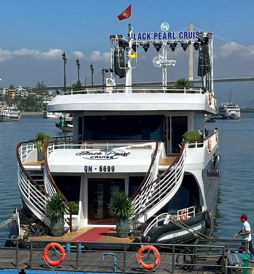 Du thuyền đón khách tại bến cảng quốc tế Hạ Long