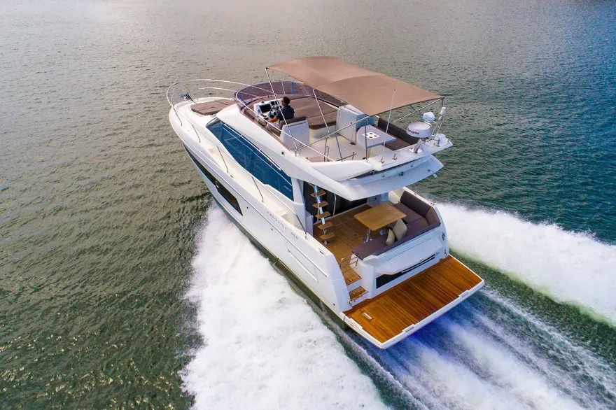 Flybridge của PRESTIGE 460 là một "sky lounge" riêng tư với tầm nhìn bao quát toàn cảnh. Khu vực này được bố trí thông minh với ghế ngồi chữ L êm ái, bàn ăn lớn, đệm tắm nắng khổng lồ và một trạm lái phụ được trang bị đầy đủ. Bạn còn có thể nâng tầm trải nghiệm với bếp phụ ngoài trời, sẵn sàng cho những bữa tiệc BBQ thân mật ngay trên biển.