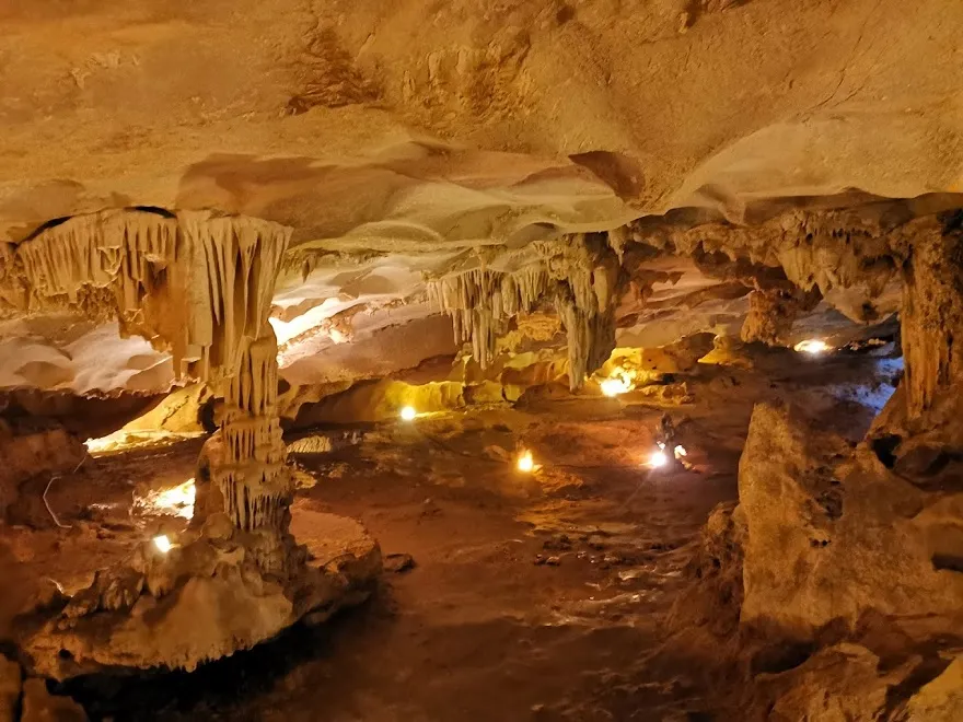 Du thuyền Swan Hạ Long 4 Du thuyền Swan tham quan Hang Thiên Cảnh Sơn là 1 trong những hang động lớn nhất Vịnh Bái Tử Lông