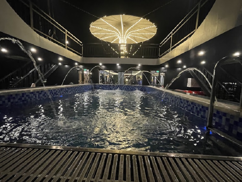 Du thuyền Rita 7 Hệ thống bể bơi trên du thuyền Rita