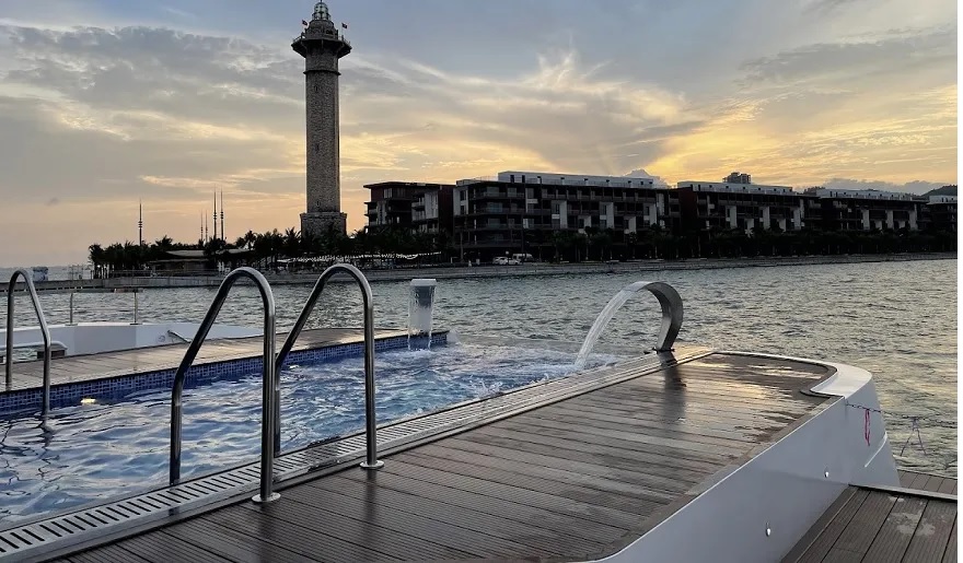 Hồ bơi vô cực trên Saquila Yacht