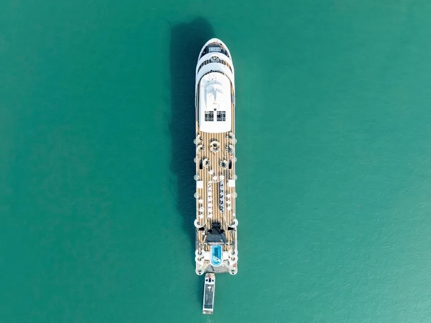 Khu vực Sundeck với góc view 360° trên du thuyền Luna Hạ Long