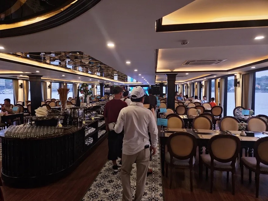 Khu vực nhà hàng của Sea Octopus