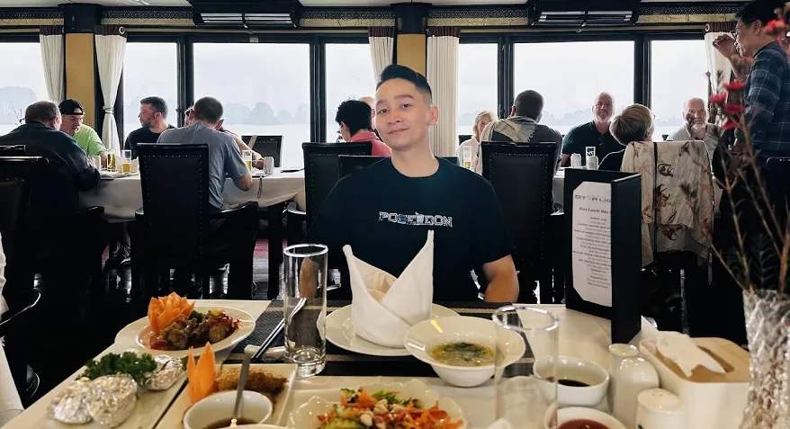 Du thuyền Starlight 5 Khu vực nhà hàng được bổ trí tại tầng 3 của du thuyền Starlight Cruise