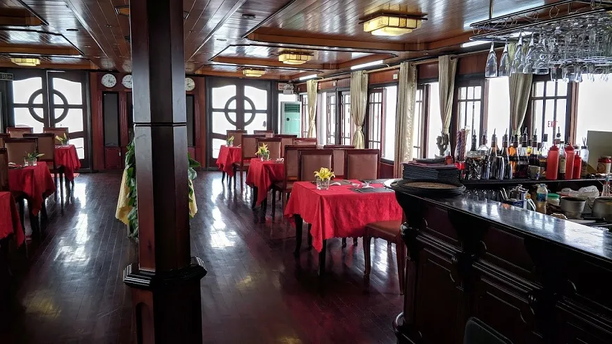 Du thuyền Swan Hạ Long 6 Khu vực phòng ăn với các cửa số lớn giúp du khách vừa dùng bừa vừa có thể ngắm cảnh thiên nhiên trên du thuyền Swan