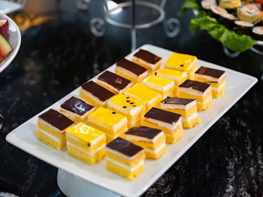 Mặc dù là tour 4 tiếng nhưng VDream Cruise vẫn đáp ứng bữa ăn buffet với 30 món đa dạng